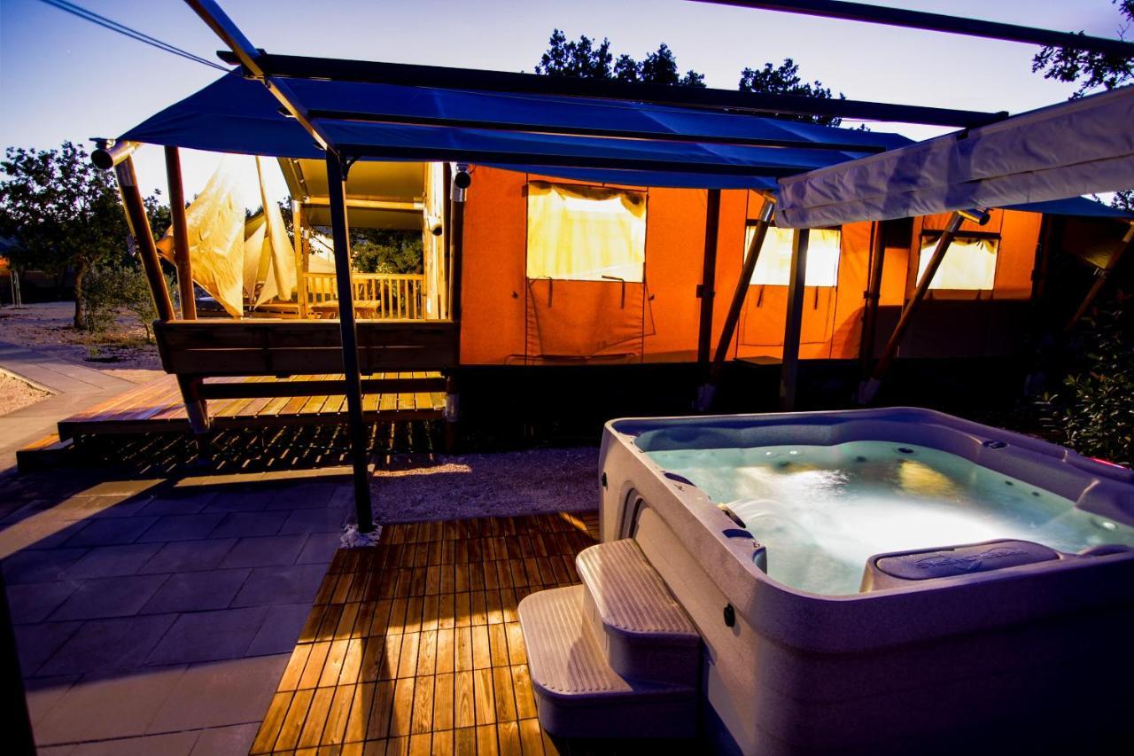 Grande Glamping With Pool Hotel บีโอกราดนาโมรู ภายนอก รูปภาพ