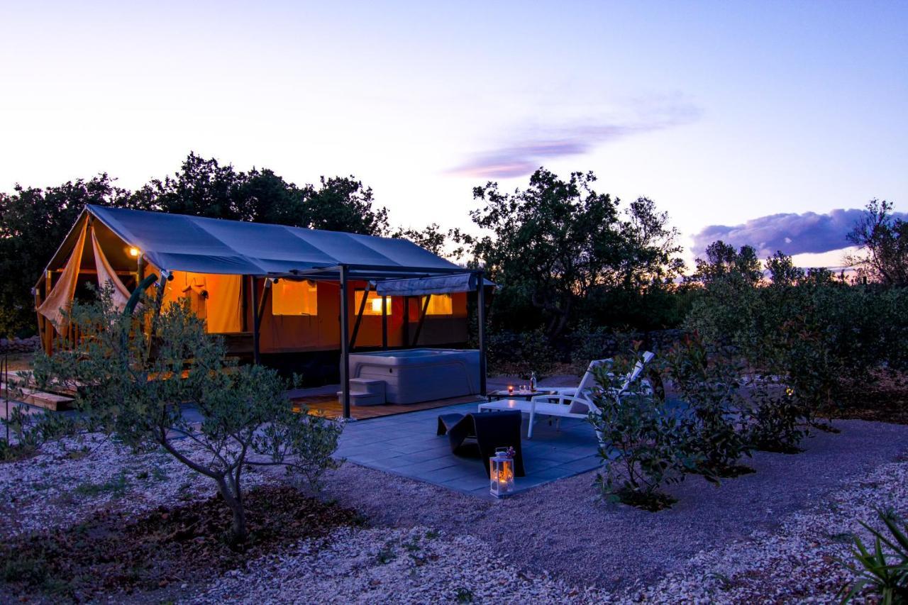 Grande Glamping With Pool Hotel บีโอกราดนาโมรู ภายนอก รูปภาพ