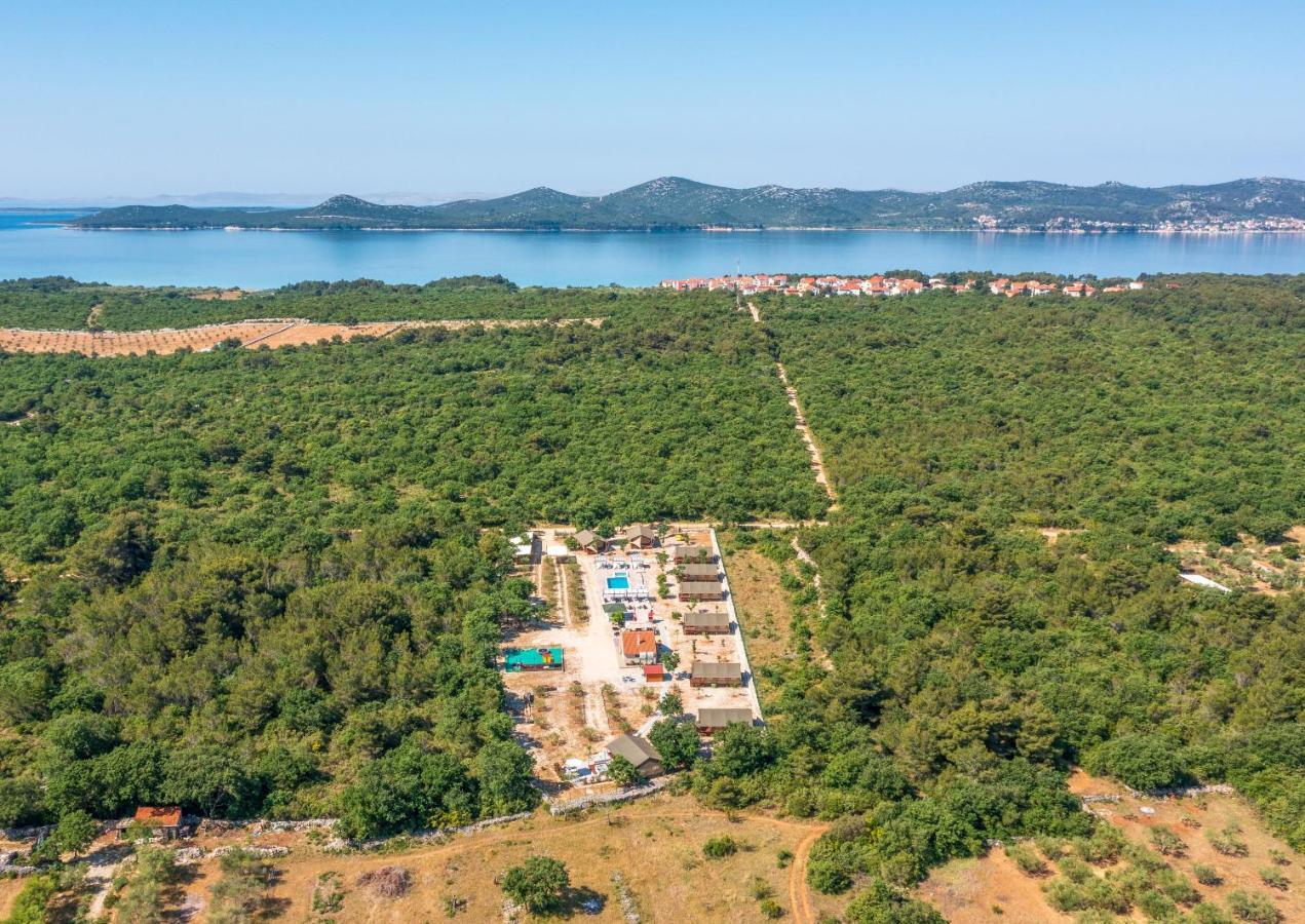 Grande Glamping With Pool Hotel บีโอกราดนาโมรู ภายนอก รูปภาพ