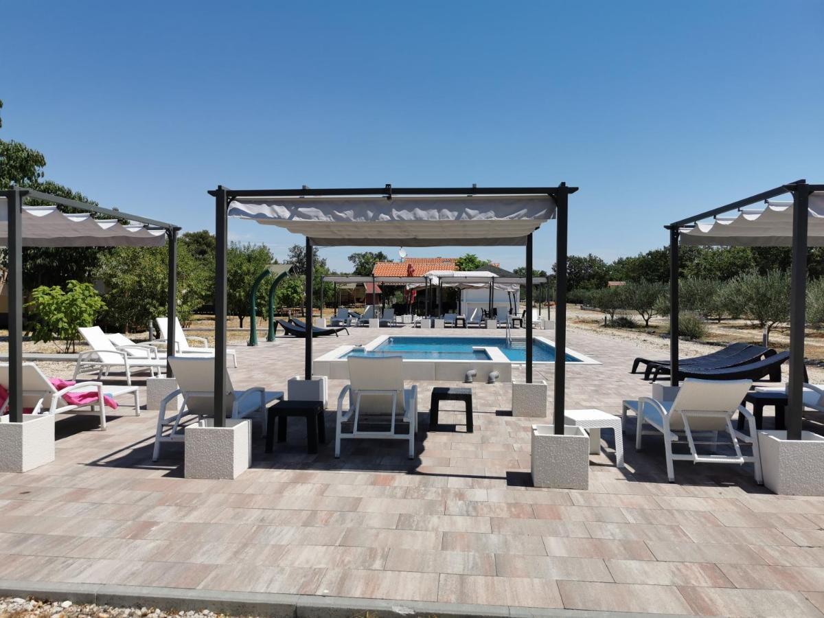 Grande Glamping With Pool Hotel บีโอกราดนาโมรู ภายนอก รูปภาพ