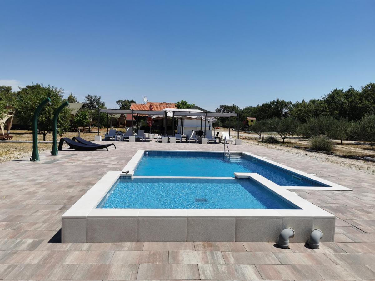 Grande Glamping With Pool Hotel บีโอกราดนาโมรู ภายนอก รูปภาพ
