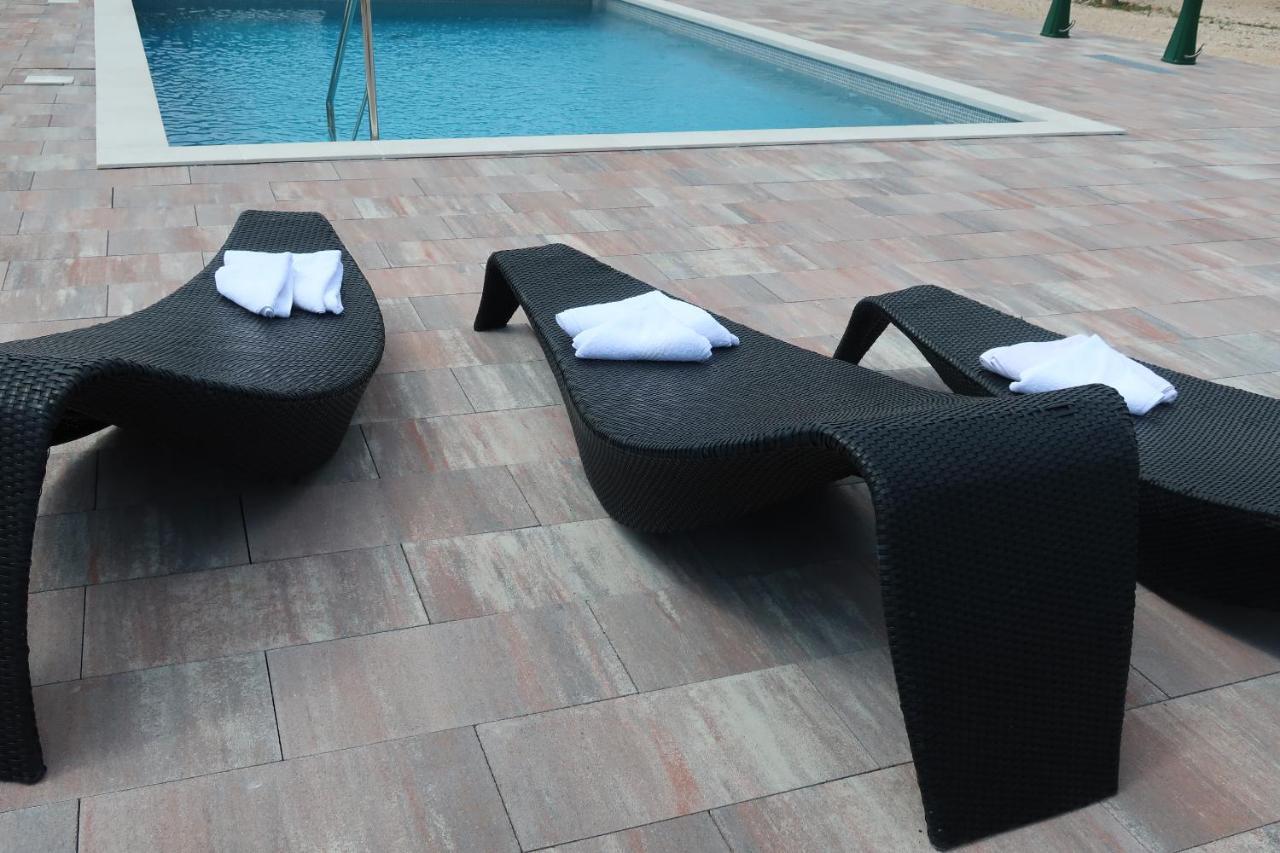 Grande Glamping With Pool Hotel บีโอกราดนาโมรู ภายนอก รูปภาพ